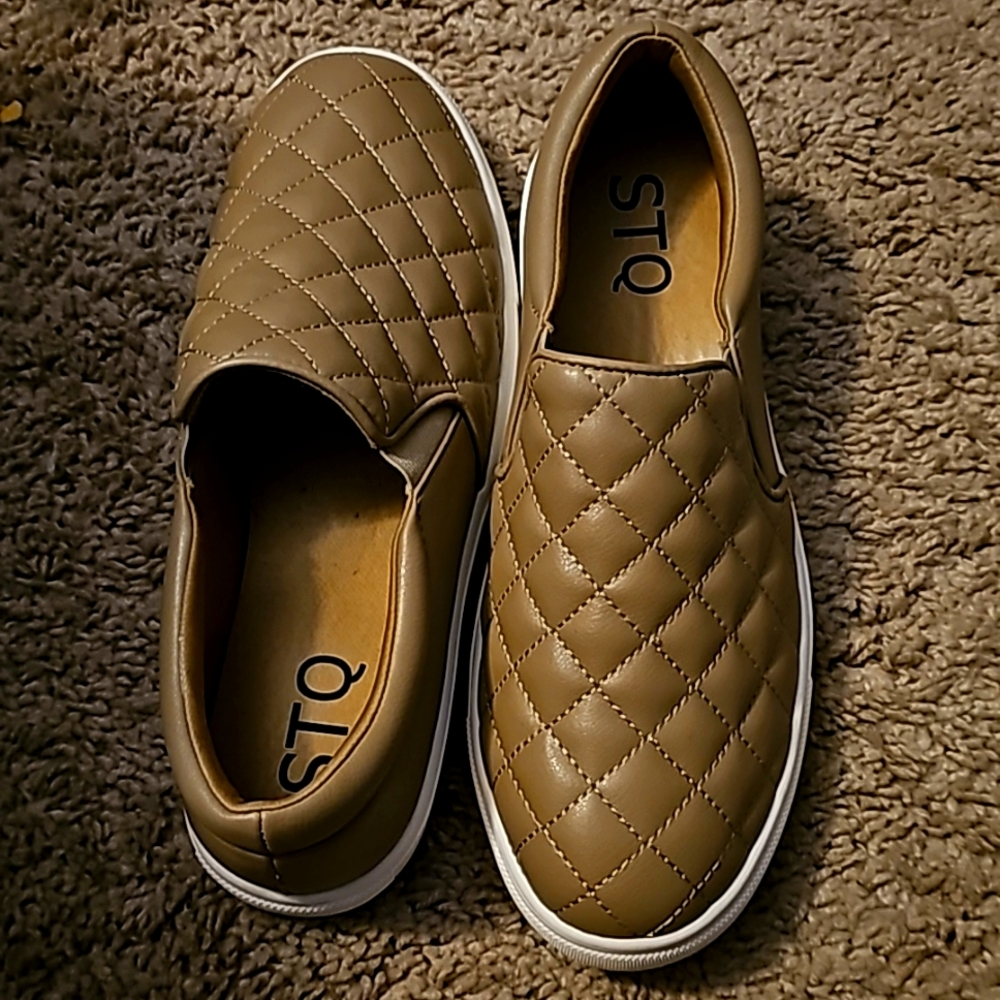 STQ Memory Foam slip on sneakers sz.8 Beige